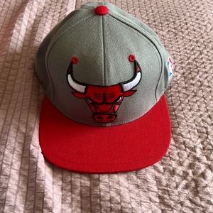 Chicago Bulls flat to hat red and grey